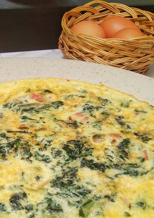 Una foto de Tortilla de borraja y jamón serrano