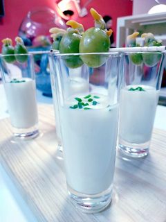 Una foto de Crema de espárragos blancos y berberechos