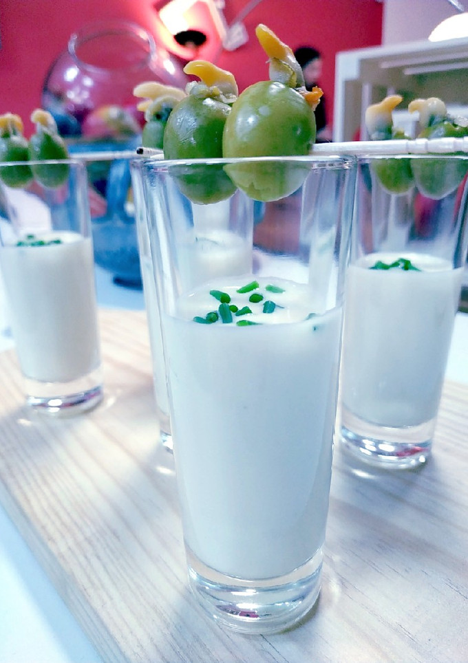 Una foto de Crema de espárragos blancos y berberechos