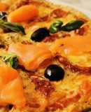 Pizza de Salmón, Gambas, tomate seco y aceitunas negras