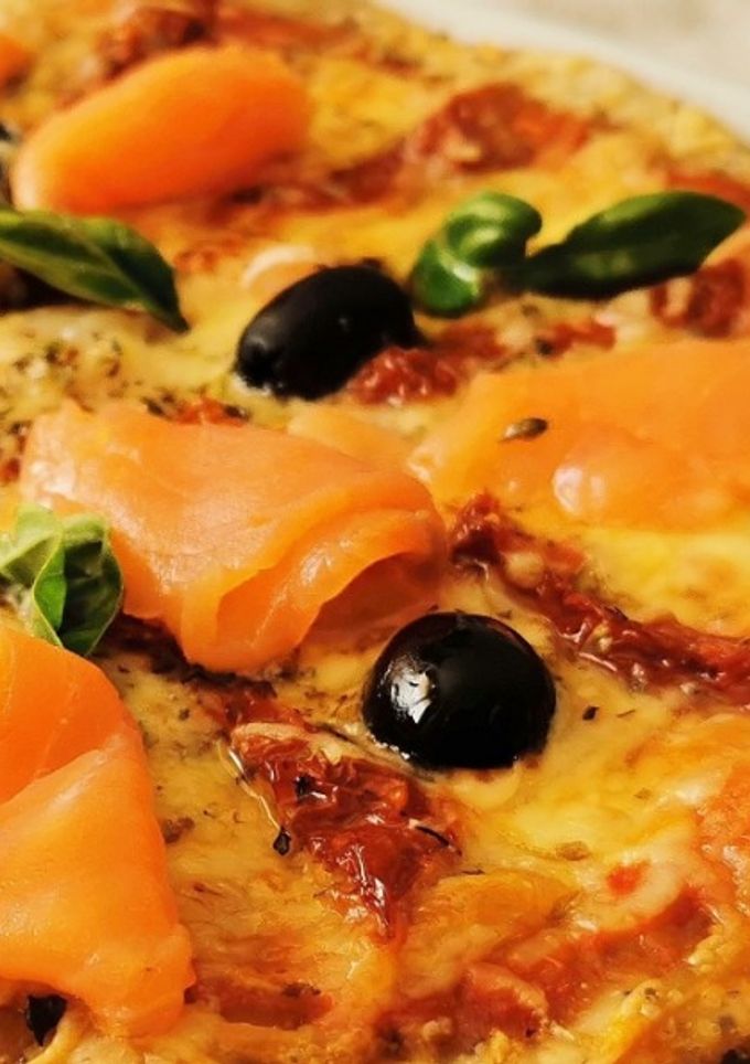 Una foto de Pizza de Salmón, Gambas, tomate seco y aceitunas negras