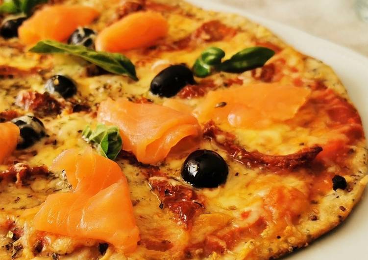 Pizza de Salmón, Gambas, tomate seco y aceitunas negras