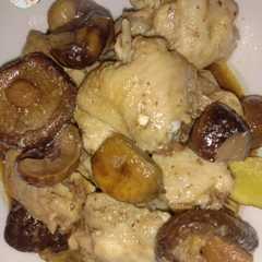 Una foto de ไก่นึ่งเกาลัดสไตล์อันฮุย (Anhui-Style Steamed Chicken and Chestnuts)