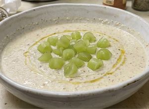Una foto de Ajoblanco de Nectarina y Yogur Griego con Uvas