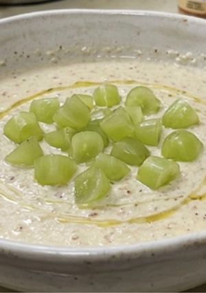 Una foto de Ajoblanco de Nectarina y Yogur Griego con Uvas