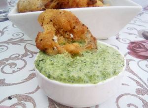 Una foto de Aros de cebolla y salsa de cilantro