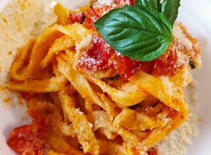 Foto di Fettuccine fatte in casa con pomodoro e basilico🌿🍅