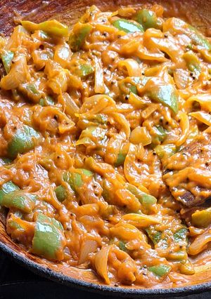 O poză a rețetei Masala din ceapă și ardei verde.