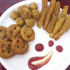A picture of Potato and semolina fries.
