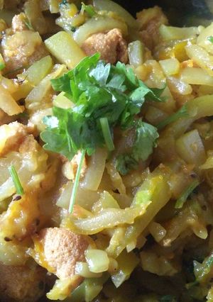 A picture of Lau ghonto (lauki ki sabzi).