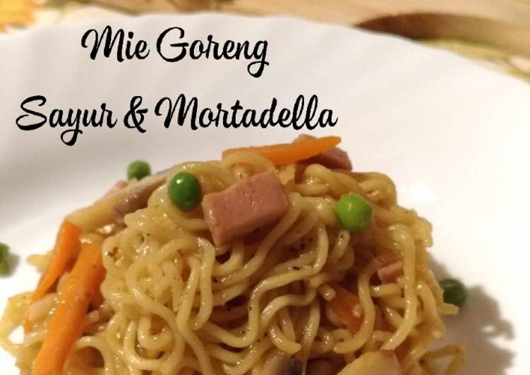 Langkah Mudah untuk Membuat Mie Goreng Sayur dan Mortadella, Lezat