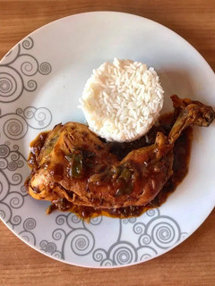 Una foto de Pollo guisado con tomate y naranja