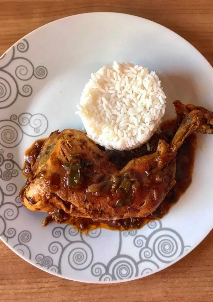 Una foto de Pollo guisado con tomate y naranja