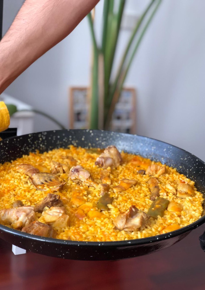 Una foto de Paella valenciana en fogones