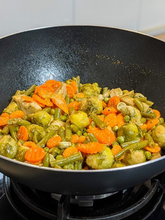 Una foto de Wok de menestra de verduras a la sidra