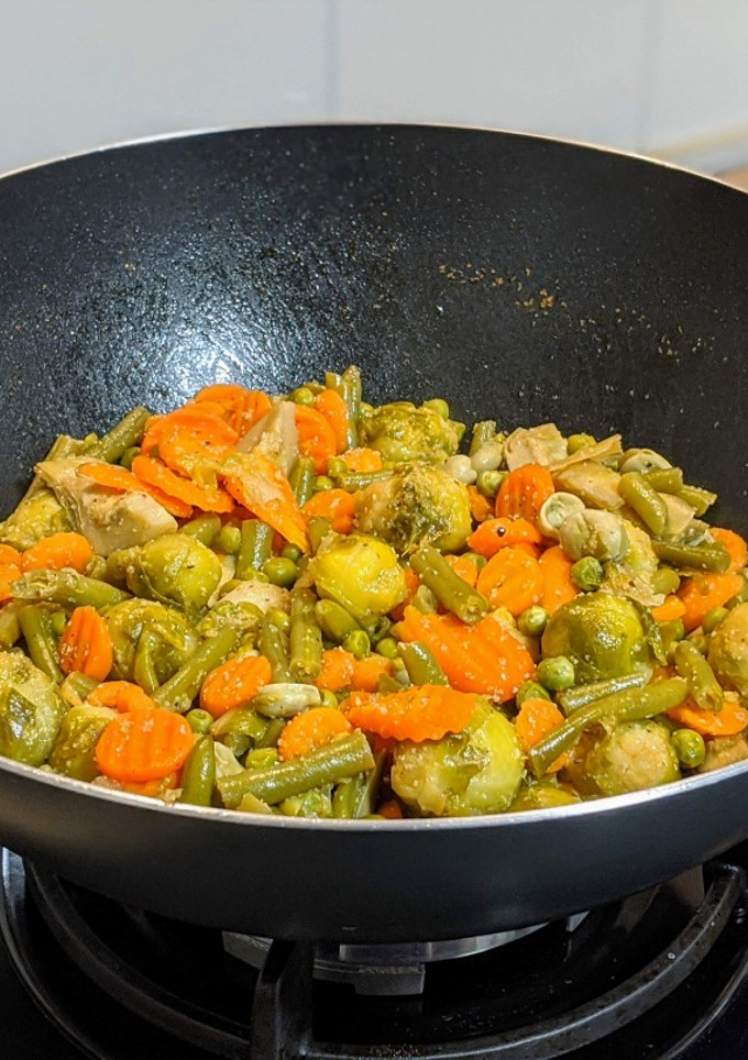 Una foto de Wok de menestra de verduras a la sidra