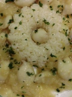 Una foto de Calamarcitos encebollados acompañados de arroz