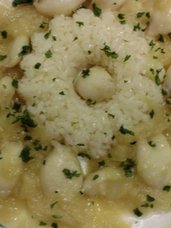Una foto de Calamarcitos encebollados acompañados de arroz
