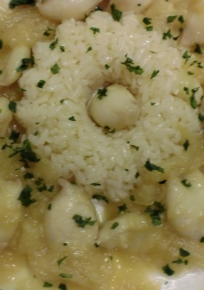 Una foto de Calamarcitos encebollados acompañados de arroz