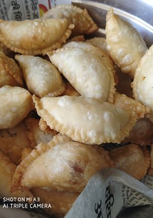 मावा गुझिया (Mawa gujia recipe in Hindi) रेसिपी मुख्य फोटो