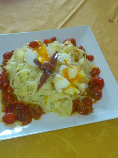 Foto principal de Nido de pappardelle con huevos poché y salsa de cherry con anchoas