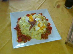 Foto principal de Nido de pappardelle con huevos poché y salsa de cherry con anchoas