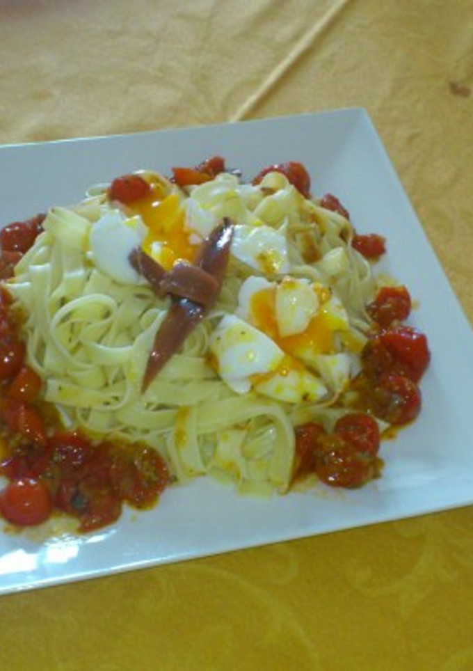 Una foto de Nido de pappardelle con huevos poché y salsa de cherry con anchoas