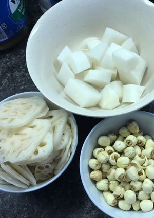 Hình của món Củ sen hầm xương heo.