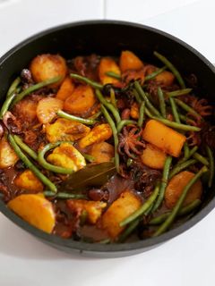 Una foto de Cazuela de pulpitos y rape a la cúrcuma con judías tiernas