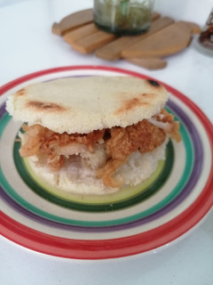 Una foto de Arepa con relleno de KFC =)