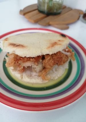 Una foto de Arepa con relleno de KFC =)