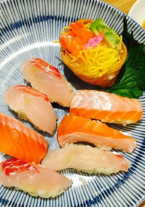 Hình của món Tự làm Sushi nắm nigirizushi tại nhà.