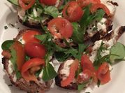 Una foto de tosta de tomates cherry