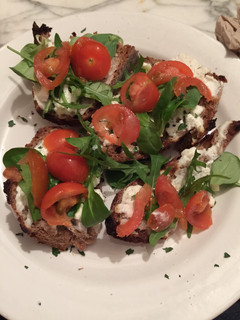 Una foto de Tostas de Rucula y queso Ricotta