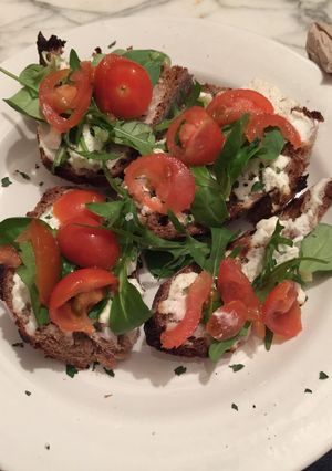 Una foto de Tostas de Rucula y queso Ricotta