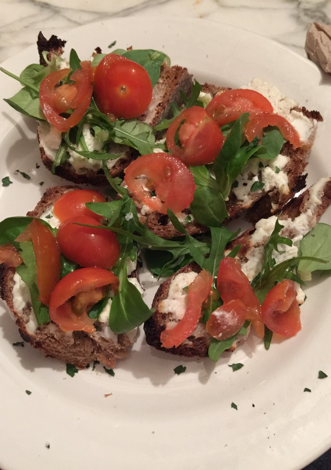 Una foto de Tostas de Rucula y queso Ricotta