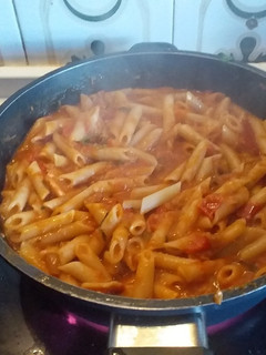 Una foto de Macarrones con tomate verduras, salmón y atún