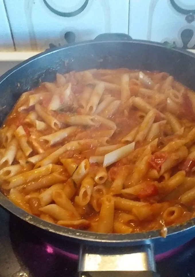 Una foto de Macarrones con tomate verduras, salmón y atún