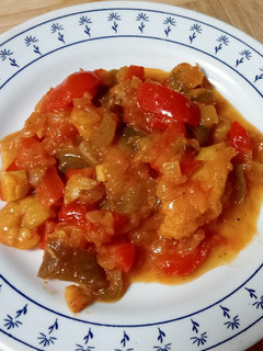 Una foto de 🐟Bacalao con gambas 🦐en salsa de azafrán 🌺