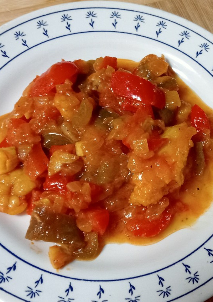 Una foto de 🐟Bacalao con gambas 🦐en salsa de azafrán 🌺