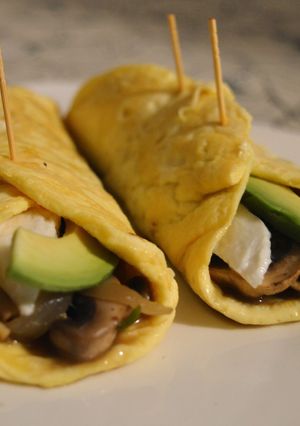 Una foto de Tortilla rellena de champiñones y queso fresco