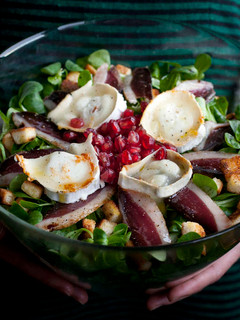 Una foto de Ensalada de jamón de pato y queso de cabra