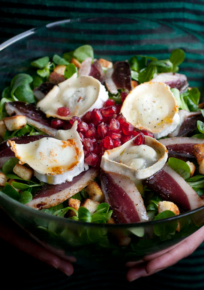 Una foto de Ensalada de jamón de pato y queso de cabra