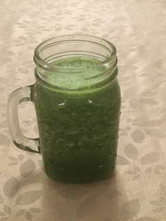 Una foto de Batido espeso de manzana, acelga y ají
