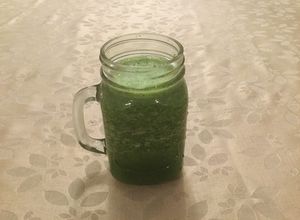 Una foto de Batido espeso de manzana, acelga y ají