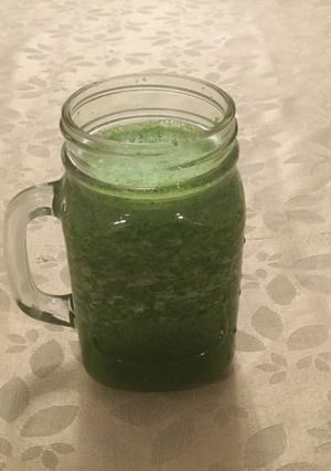 Una foto de Batido espeso de manzana, acelga y ají