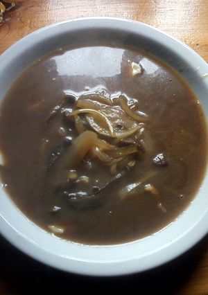 Una foto de Sopa de hongos y cebolla