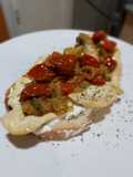 Torrada de pollo a la plancha y queso crema con tomate, cebolla y champiñones al pesto