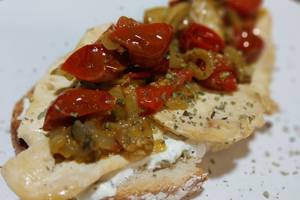 Foto principal de Torrada de pollo a la plancha y queso crema con tomate, cebolla y champiñones al pesto