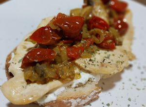 Foto principal de Torrada de pollo a la plancha y queso crema con tomate, cebolla y champiñones al pesto